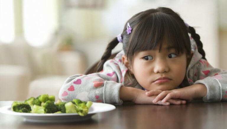 Kebiasaan Buruk Anak Saat Makan