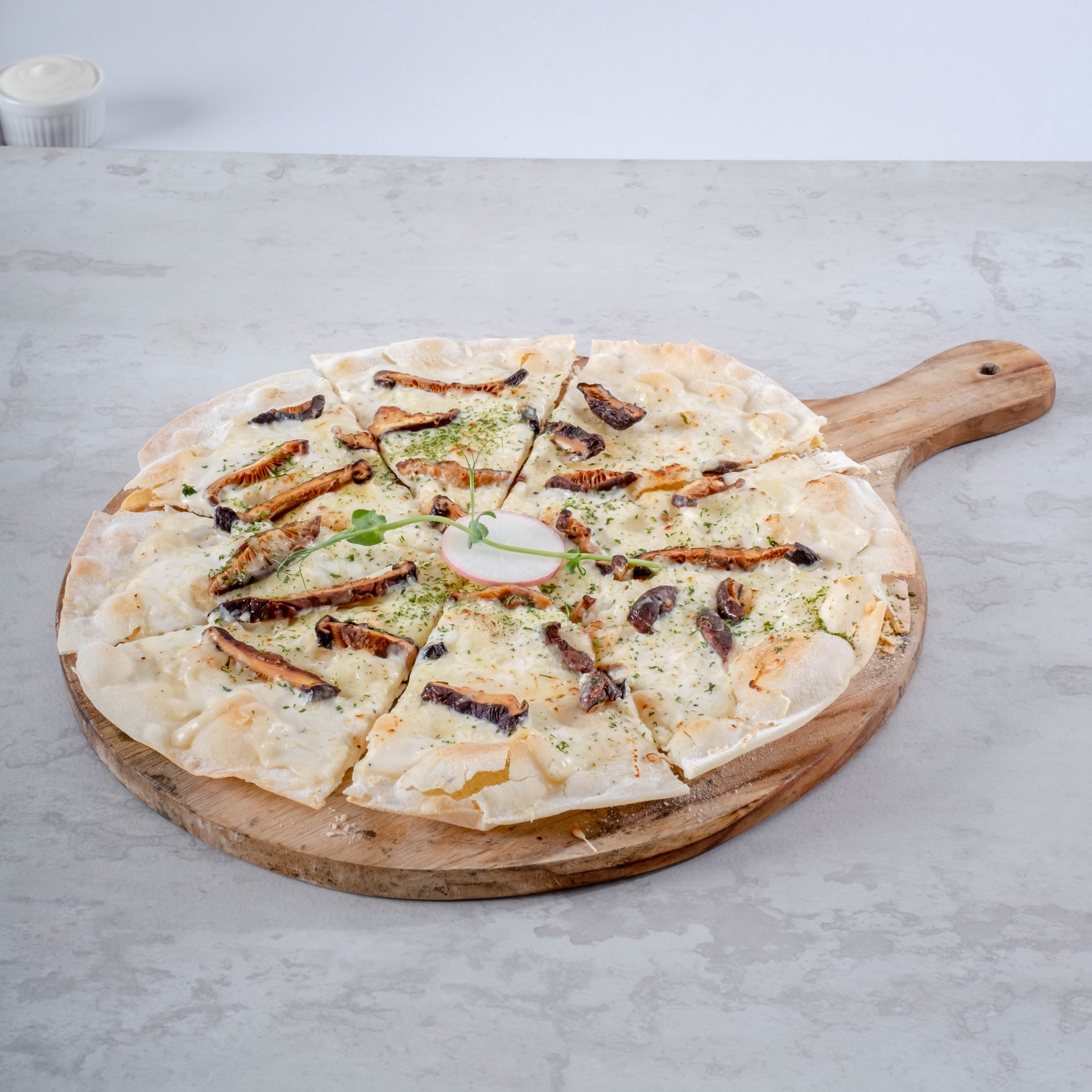 PIZZA TRUFFLE CREAM WITH MUSHROOM